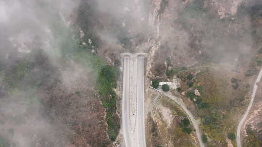 云彩漂浮在圣塔莫尼卡山脉马里布的卡南路上