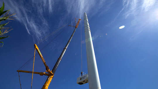 风电风车安装 吊车吊装 新能源风机建设视频素材模板下载