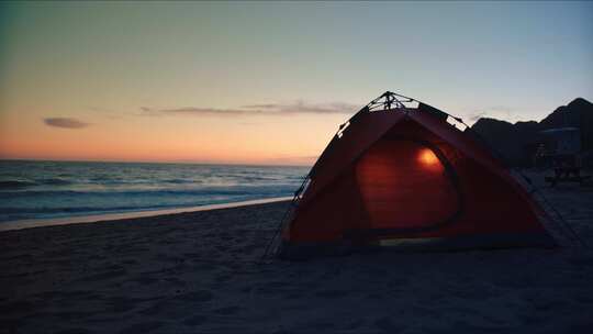 海滩上帐篷里的灯