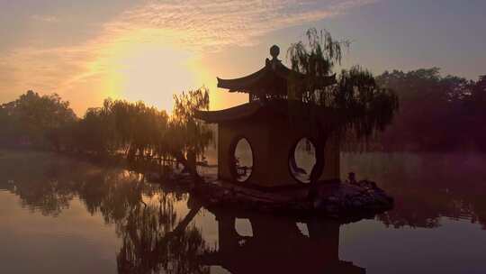扬州瘦西湖黄昏下的湖中亭视频素材模板下载
