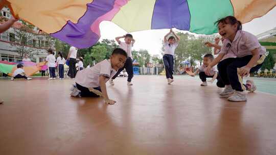 幼儿园小孩开心快乐的玩耍