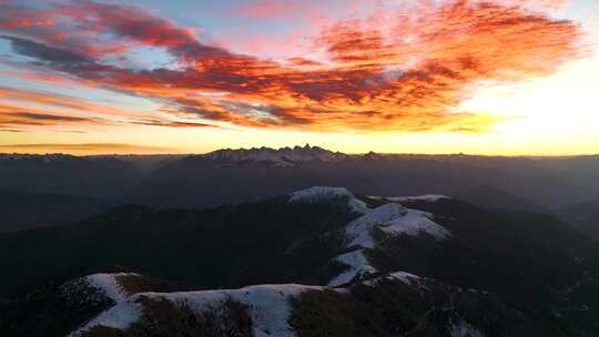 航拍雪山