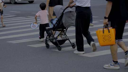 2023广州红绿灯人行道人来人往视频素材模板下载