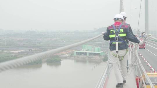 人像桥梁施工人员维护维修危险施工走高架桥