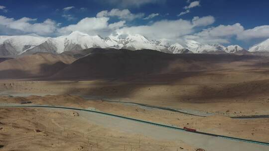 新疆帕米尔高原G314公格尔九别峰雪山风光视频素材模板下载