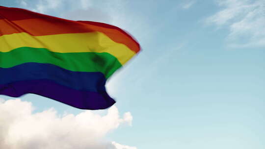 真正的和平彩虹旗在天空中飘扬