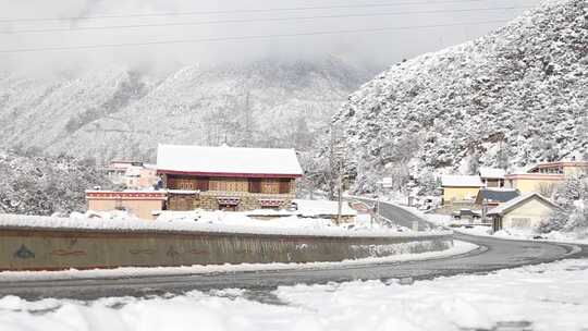 雪后山村 银装素裹的村庄 驶过乡村冰雪路面