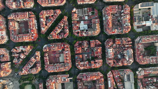 巴塞罗那城市天际线，鸟瞰图。日出时的Ei