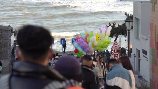 山东威海火炬八街的游客和泡沫海浪