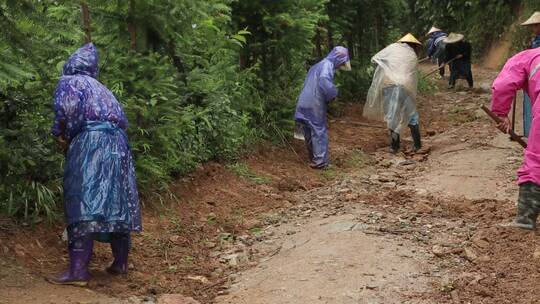 夏季山洪大水冲垮道路村民修路视频素材模板下载