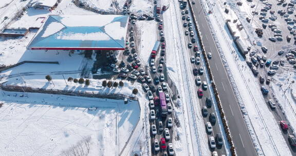 大雪造成京昆高速雅西段公路堵车