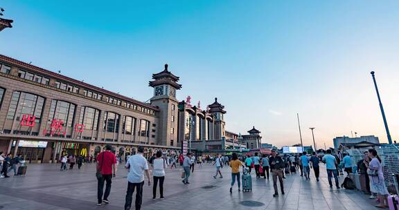 北京火车站广场交通旅游日转夜大范围延时