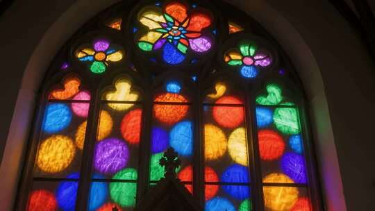 教堂彩色玻璃窗特写