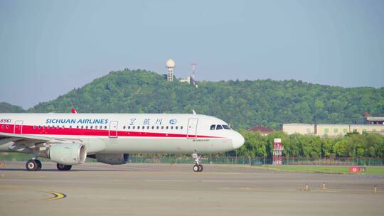 四川航空飞机滑行