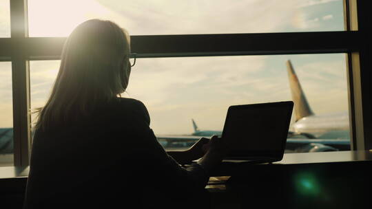 机场里带着笔记本电脑工作的女人视频素材模板下载