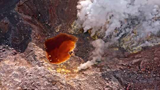 从火山空中冒出的烟