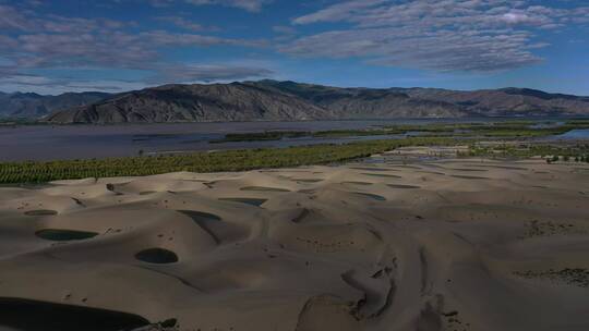 无人机航拍的河边山景视频素材模板下载
