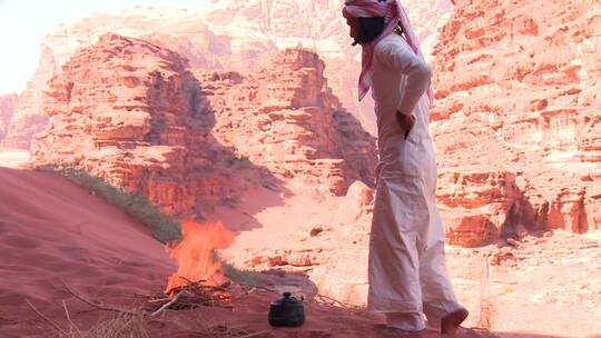 男人在沙漠中生火视频素材模板下载