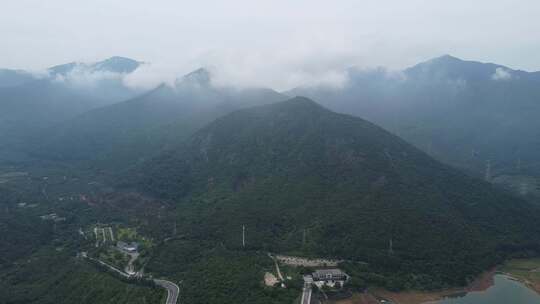 广东东莞：雨后银瓶山云雾缭绕