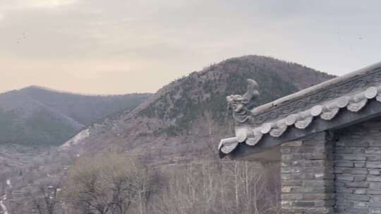 瓦房房檐横移大山村落