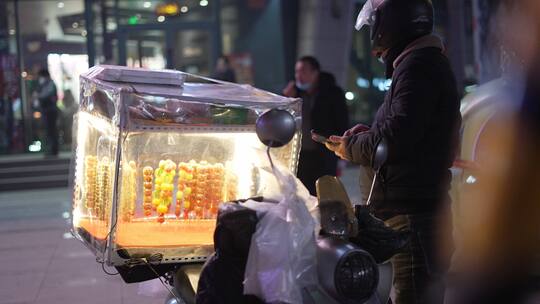 夜晚卖冰糖葫芦商场街景辛苦市集市井生活