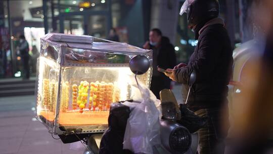 夜晚卖冰糖葫芦商场街景辛苦市集市井生活视频素材模板下载