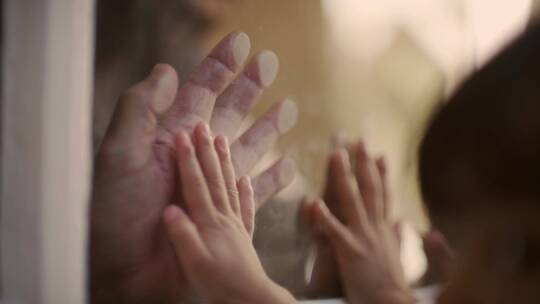 孩子触摸祖母的手