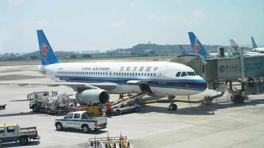 南方航空公司飞机停在机场装卸行李