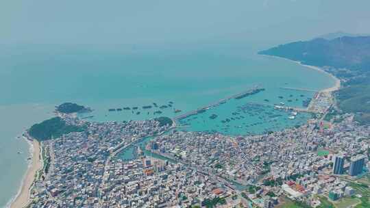 山峦城市俯瞰