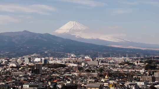 城市，房子，道路，山