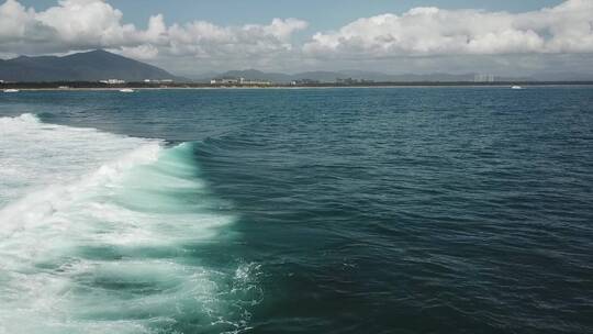 航拍俯冲海浪