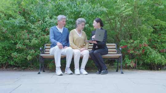 微笑服务 为老人讲解服务 客户讲解