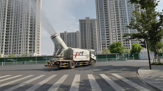 实拍杭州城市夏日高温下喷雾洒水车