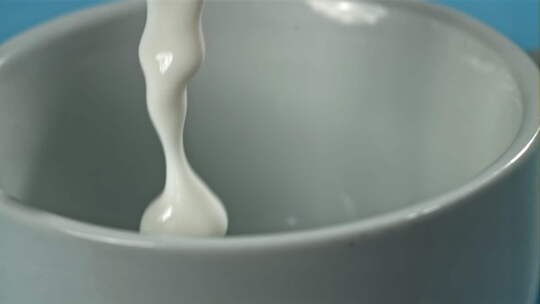 将新鲜牛奶倒入用高速摄像机以1000 F