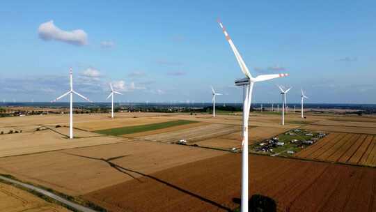 农田里的风力发电机 新能源视频素材模板下载