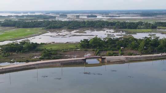 堤坝被洪水淹没航拍