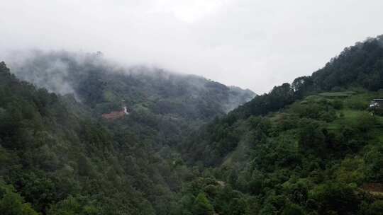 航拍云南大山中的村落雨后清晨穿云海