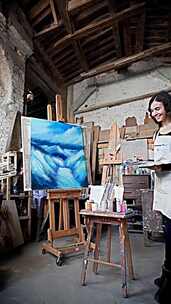 艺术家工作室作画场景