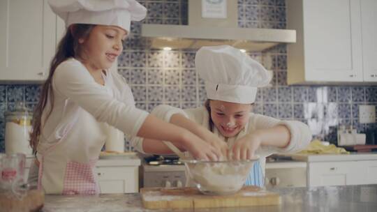 两个小女孩在厨房和面视频素材模板下载