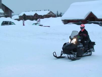 男子在雪地骑车