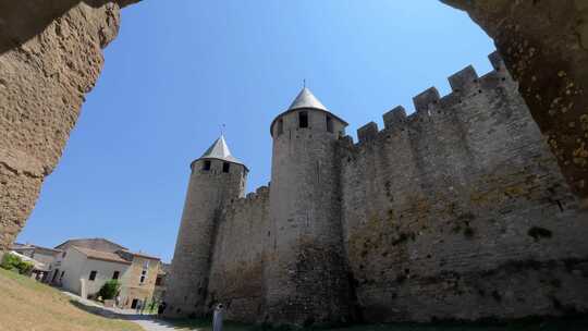 穿过门看卡尔卡松中世纪城堡