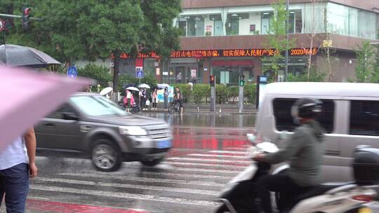 城市街头暴雨行人车流1