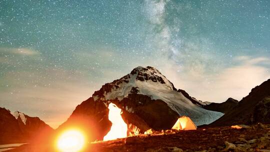 雪山银河 拍摄于新疆博格达峰大本营区域