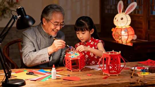 爷孙共绘传统红灯笼素材