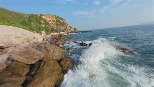 fpv航拍海浪拍打礁石穿越机海岸大海浪翻滚