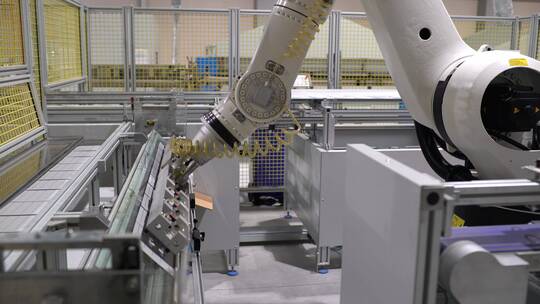 工业手臂机器人正在工厂生产