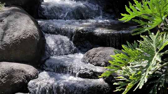 4K - 岩石上的流水、山间瀑布流水