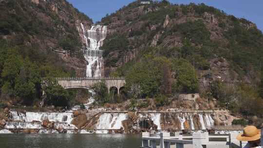 天台山大瀑布与观景台游客玩水延时