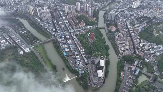 航拍贵州遵义湄潭县云雾缭绕的山城风光