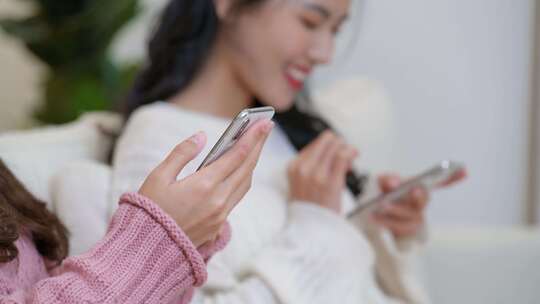 女性居家使用手机场景